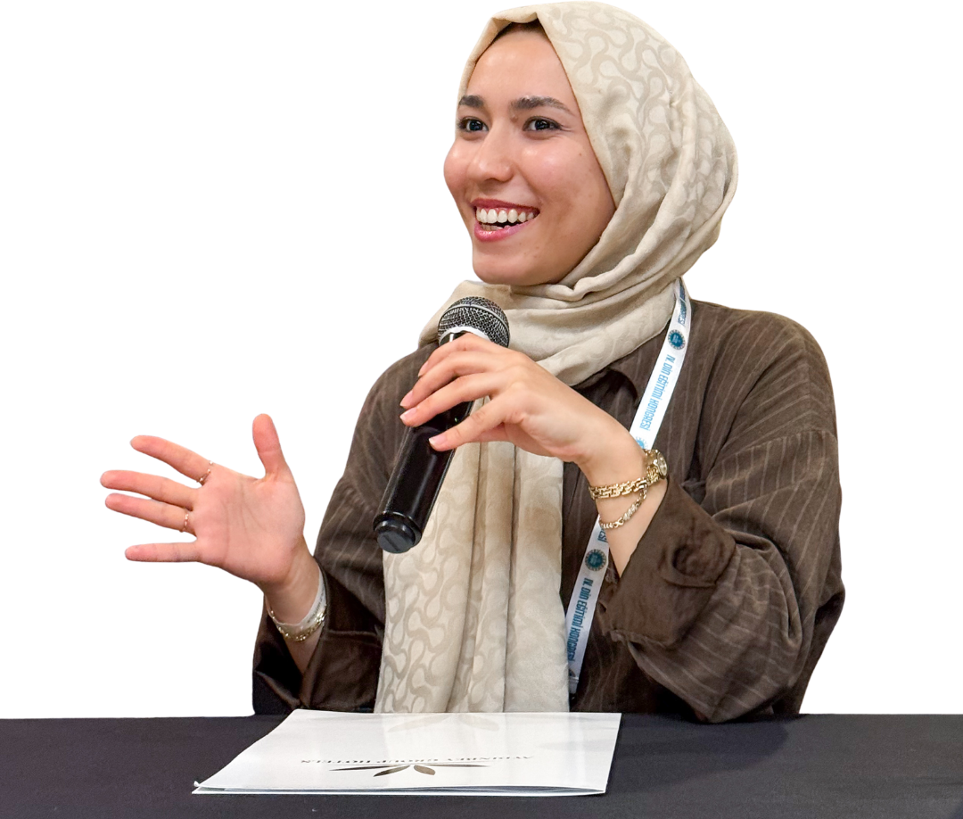 Meryem Sevim bir atölyede mikrofonla konuşurken
